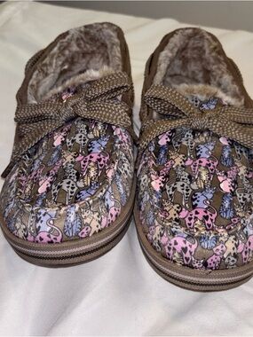 Plush-Lined BOBS Women’s  Slip-On Moccasin Slippers in with Pastel Cat Print